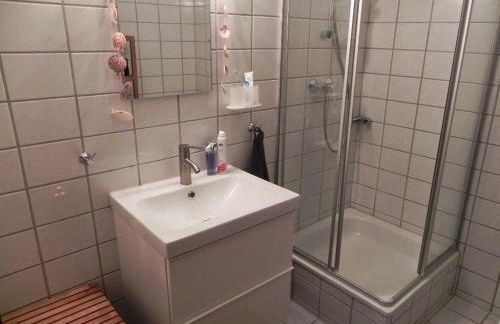 Ferienwohnung-Kapitaen-Hook-mit-Sonnenterrasse-Garten-zwischen-Strand-Wald-Wiese-auf-Ruegen - Foto 19