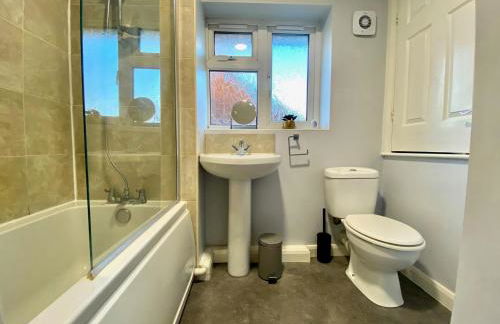 Spacious 3BR Home with Garden and Parking - Photo 11