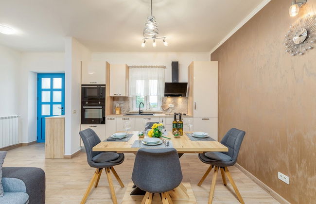 Stylish Villa With Swimming Pool and Garden - Photo 8