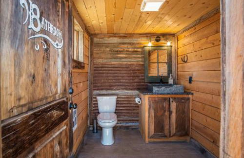 Timber & Tin H 2Bed 2Bath w Pool & Rooftop Deck - Foto 14