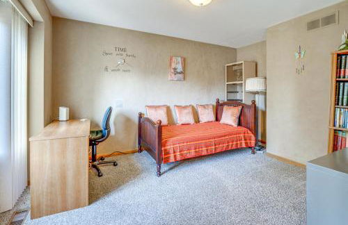 Private Yard with Patio, Fire Pit Family Getaway - Foto 11