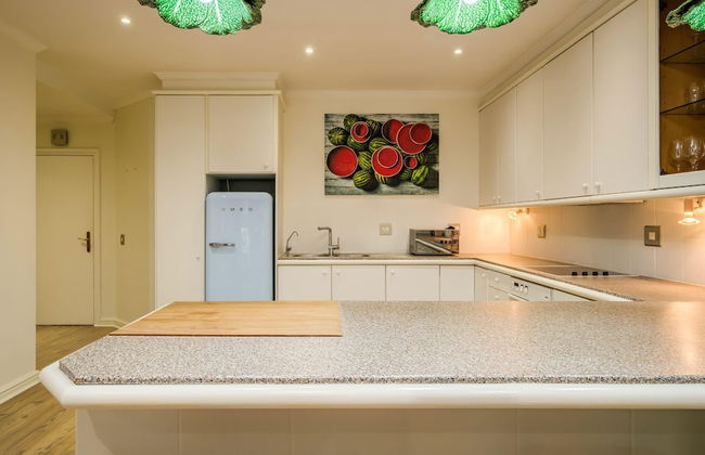 Contemporary Apartment Close to the Radisson Majolica - Photo 5