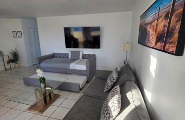 Bayfront Apartment Breathtaking Views- one bedroom w balcony- living room -Free Parking - Foto 29