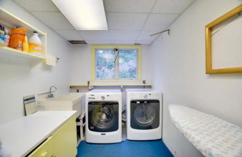 Deck and Grill, Walk to Beaches! Falmouth Retreat - Foto 38