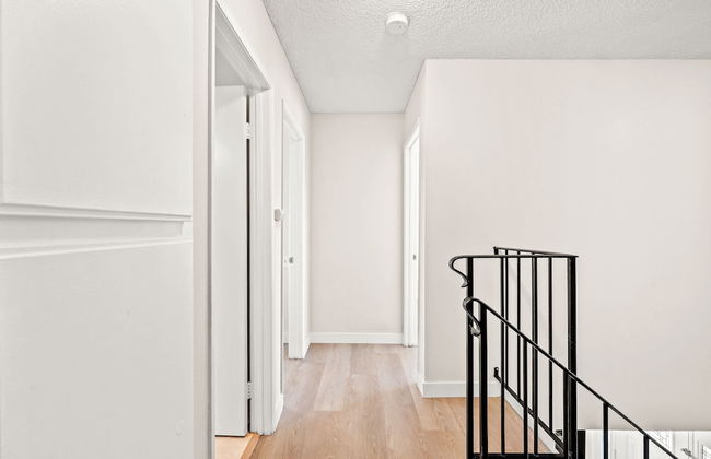 Spacious Family Retreat w Garden Modern Comfort - Photo 38