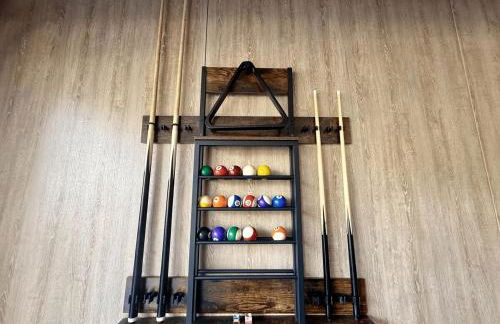 Modern 4BR Home with Wi-Fi & Garage Games - Foto 8