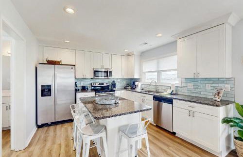 Updated three-story home with kayaks, bikes, & water views - great location - Foto 9