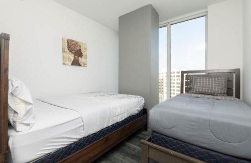 Stylish 3BR High-Rise with Pool, Hot Tub & Rooftop Views - Foto 32