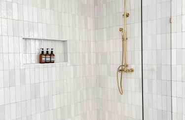 Luxe 4BR with Heated Pool and Hot Tub - Walk to Lake - Foto 17