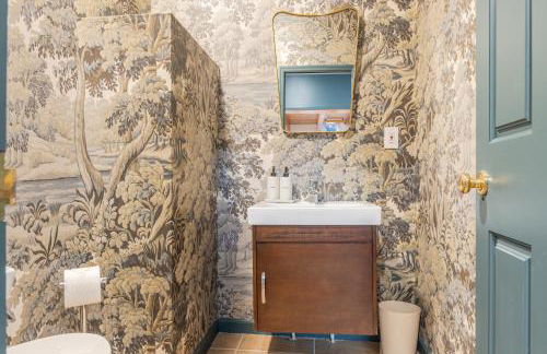 8BR Luxury Maplewood Manor, Hot Tub & Fire Pit - Foto 56