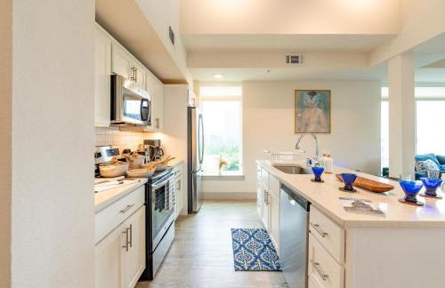 RiverWalk PentHouse Oasis w/Free Parking Gym Pool - Photo 25