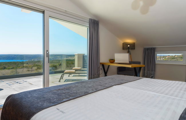 Villa with Swimming Pool, Outdoor Kitchen, Sauna, Hot Tub, Play Area, Sea View - Foto 49