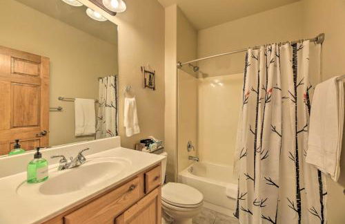 Near Lake and Trails Show Low Condo with Grill! - Foto 19