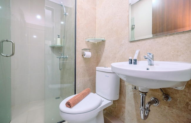 Modern Look And Comfy 2Br Transpark Cibubur Apartment - Foto 21