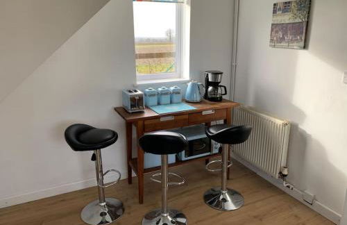 1 Bedroom annex, private bathroom, peaceful area - Photo 9