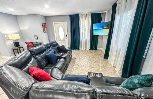 Escape GameRoom, BAR, BBQ, Spacious,KING Bed, All Luxury mattresses, Near Beach, 6 blocks away from Bars, Nite Clubs, Res, Shops - Photo 14