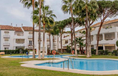 Elegant Marbella Apartment, 5-Pool Oasis, Sunlit Terrace, Garage - Photo 41