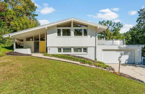 Upscale Modern Home with perfect triad location - Photo 43