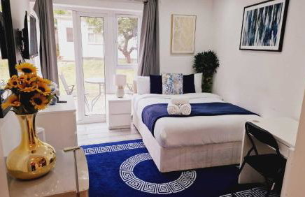 Central Harrow Cozy Apartment with free parking - Photo 2