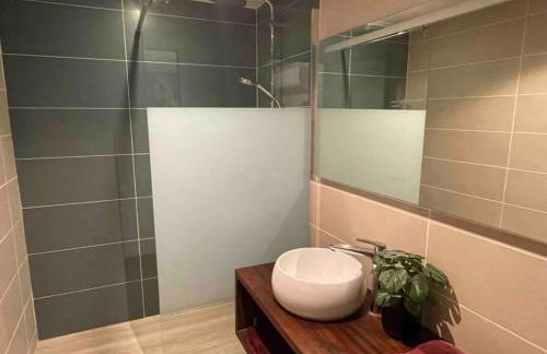 Jennys-Getaways Sunny Apartment Close Cité du Vin - Foto 16