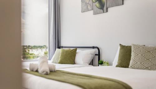 City View 2BR I Parking I King Bed I Workspace - Foto 5