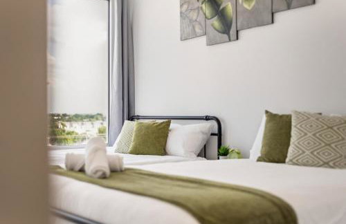 City View 2BR I Parking I King Bed I Workspace - Foto 5