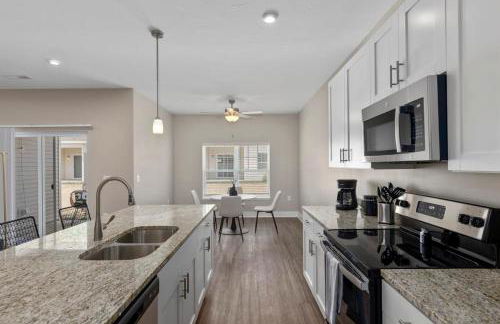 Modern 2BR 2BA New Build Condo with Garage & Patio - Foto 13
