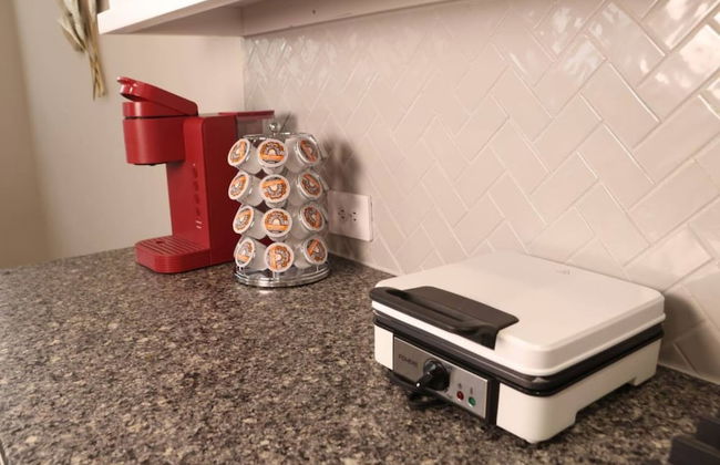 Spacious Home w Putting Green -for Extended Stays - Photo 20