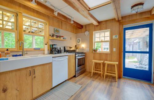 2 Mi to Beach! Cape Cod Family Retreat with Deck - Foto 13