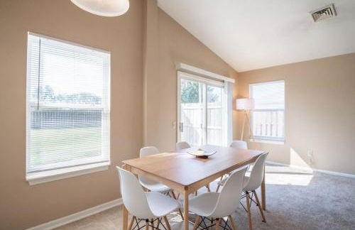 GRAUHAUS Tasteful 3BD with KING bed in Pekin - Foto 12