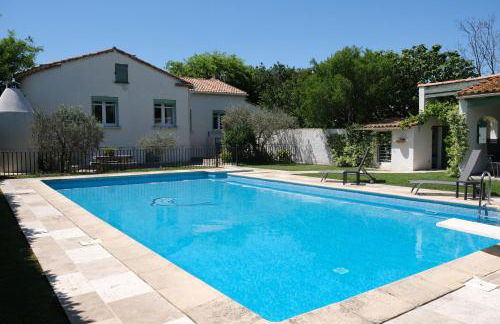 vacation rental with pool and poolhouse, close to arles in moulès- sleeps 8 - Foto 15