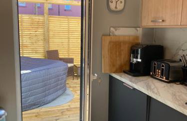 Lovely 3 bed with jacuzzi, close to airport, driveway, wifi - Foto 13