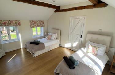 Luxury homely open-plan Barn with log burner & games room - Foto 15