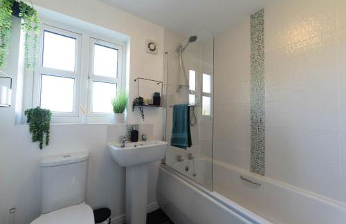 Cosy 4 Bedroom Town House with Mountain views, Private garden and ease of access into Abergavenny - Foto 18