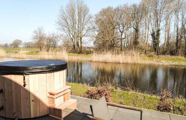 Fine Chalet near Water with Woodfired Hot Tub - Foto 9