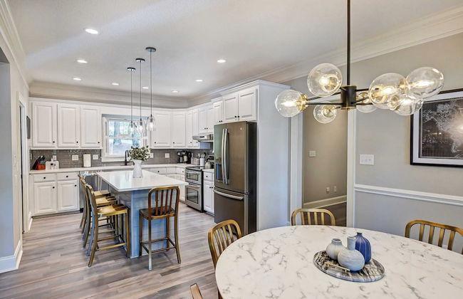 Winding Down by Avantstay Sleeps 20 + Dock, View - Photo 18