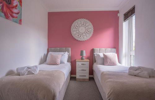 Raymond James Accommodation, sleeps up to 7, free parking, full amenities and garden - Photo 12