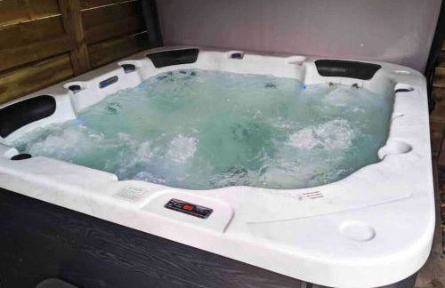 Lovely 2 bed apartment with hot tub log burner and off street parking - Foto 23