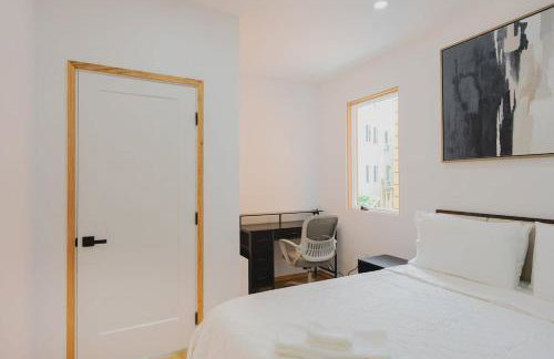 Luxury 3BD Short Walk to Airport - Foto 16