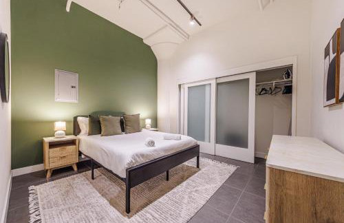 Downtown Escape - 2BR w Skyline Views & Hot Tub - Foto 14