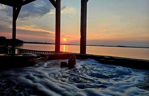 Lakefront Oasis with Private Hot Tub - Foto 27