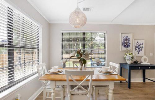 Gritz & Giggles, Where Southern Charm Meets Belly Laughs - Foto 20