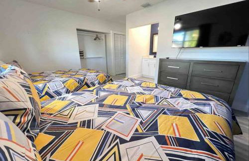 Royal Luxe Pool Home near Ft Laud airport and each - Photo 19