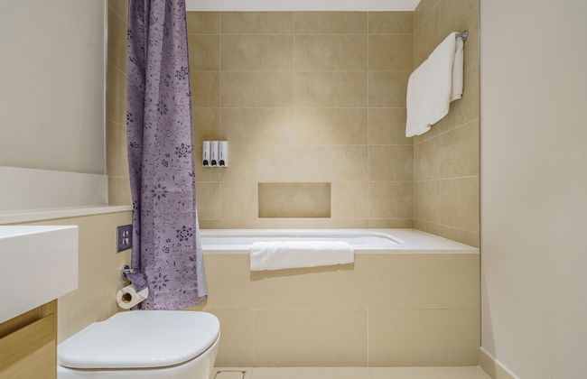 Fancy Apartment With Mesmerizing Canal Views - Photo 34