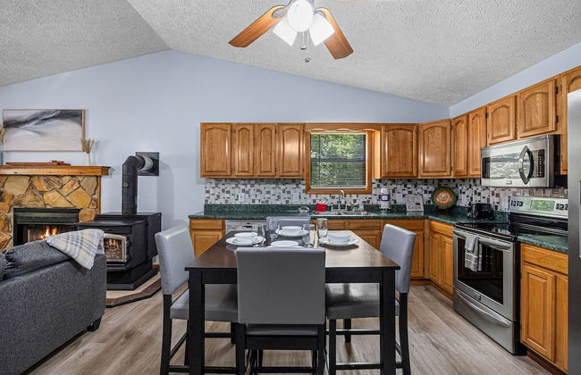 Andy Woods Lodge - 4 Bedrooms, 1.5 Baths, Sleeps 8 4 Home by RedAwning - Foto 10