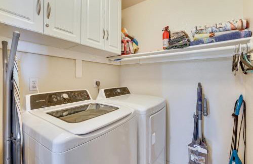 Getaway with Balcony and Spa 13 Mi to Old Town - Foto 18