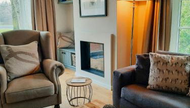 Forestry Chic Flat With Lake And Forest View - Photo 5