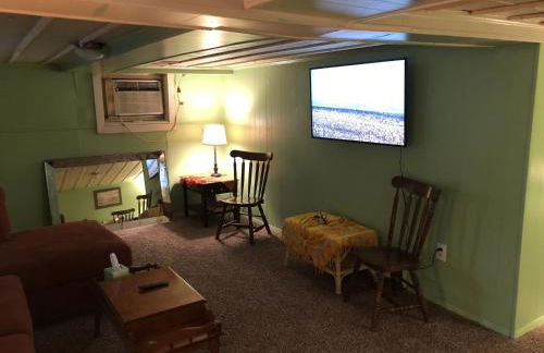 Rustic BEACH FRONT Basement Apt, Pet Friendly Wi-Fi apts - Foto 1