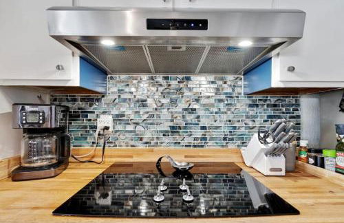 Vacation House! 6BR, FREE Heated Pool, Arcade & Hot Tub - Photo 28