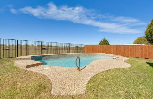 Relax Fireside! Poolside Oasis 3 Mi to Dtwn Sanger - Foto 2